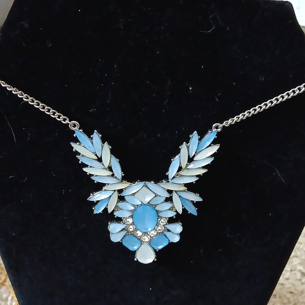 Beautiful bold "statement piece" jewelery. Diff shades of blue within necklace.